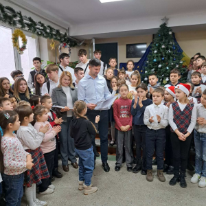 În ajun de sărbători când se aprind luminițele pe brad